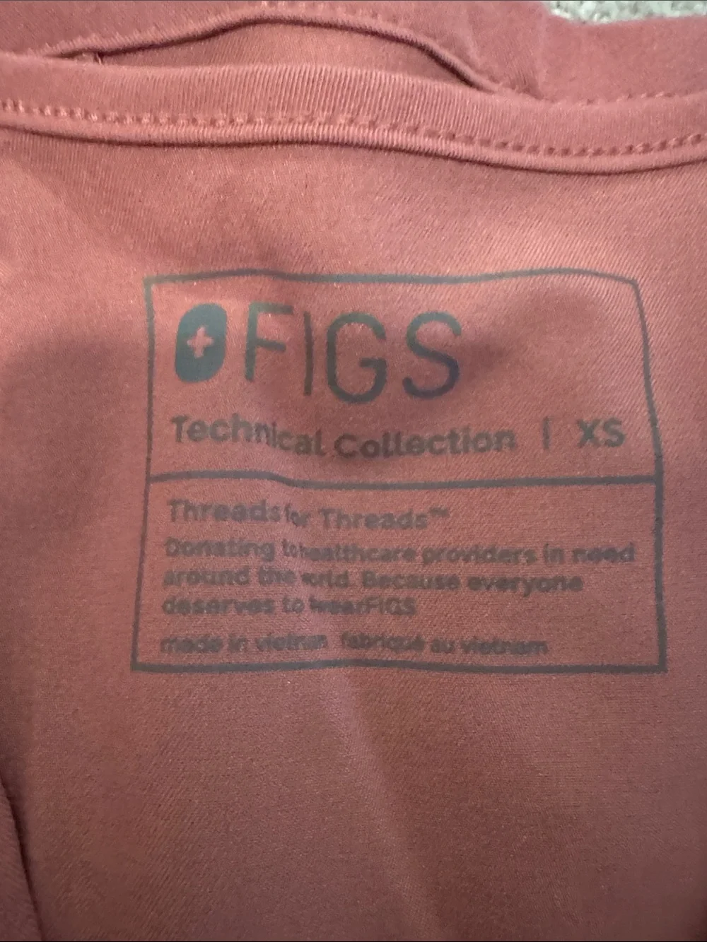 Figs Women's V-Neck Scrub Set in pink/ mauve